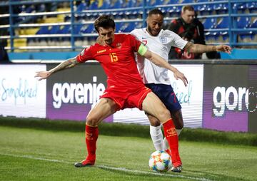 El central solamente particip¨® en el segundo de los partidos de Montenegro. Volv¨ªa tras lesi¨®n y se le not¨® bajo de forma. Fue titular y capit¨¢n en el choque ante Inglaterra, donde se selecci¨®n cay¨® por 1-5. 90'.