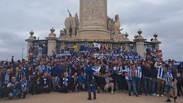 Los aficionados de la Real Sociedad posan en la plaza Comercio de Lisboa.