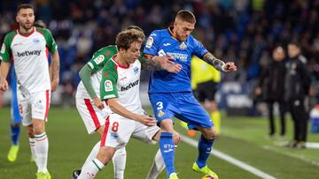 Tomás Pina pelea por un balón.