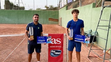 Los tenistas Julio César Porras y Robert Watzka posan tras la final del XL Torneo de Tenis Óptica Baca, disputado en el Club de Tenis San Luis de Ronda, y perteneciente al Circuito IBP Tenis Pro.