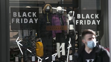 Imagen del escaparate de una tienda durante la campa&ntilde;a del Black Friday.