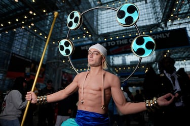 Un asistente disfrazado de Enel de One Piece posa durante la Comic Con de Nueva York en el Centro de Convenciones Jacob K. Javits.