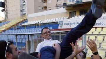 <b>GANÓ. </b>Antonio Felices, que muestra el auto del juez, festejó el regreso del Orihuela a Segunda B.