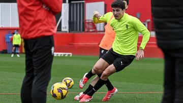 13-03-25. CARLOS DOTOR, EN UN ENTRENAMIENTO DEL SPORTING EN MAREO.