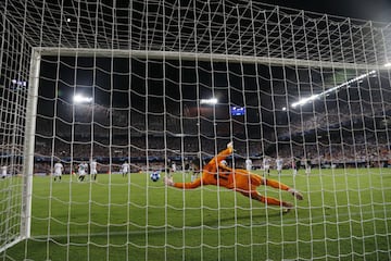 0-1. Miralem Pjanić marcó el primer gol de penalti.