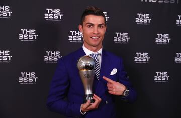 Cristiano recibió el 9 de enero el Premio sucedáneo del Balón de Oro, en una gala marcada por la ausencia de los jugadores del Barça en Zúrich.