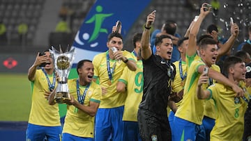 Brazil's players celebrate with the trophy after winning the 2025 South American U-20 football championship at the Jos� Antonio Anzo�tegui stadium in Puerto La Cruz, Anzoategui state, Venezuela on February 16, 2025. (Photo by JUAN BARRETO / AFP)