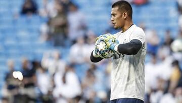 Alphonse Areola, calentando en el Bernabéu antes del Real Madrid-Brujas.
