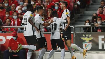 Fútbol - Primeira Liga - Benfica v Portimonense - Estadio da Luz, Lisboa, Portugal - 3 de octubre de 2021 Lucas Possignolo del Portimonense celebra su primer gol con sus compañeros