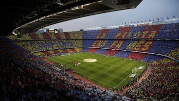 TOPSHOT - A general view shows the Spanish league football match between FC Barcelona and Real Madrid CF at the Camp Nou stadium in Barcelona on May 6, 2018. / AFP PHOTO / Pau Barrena PANORAMICA ESTADIO MOSAICO SEGUIDORES