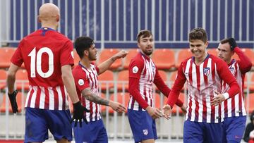Los jugadores del Atlético B celebran el gol de Pinchi.