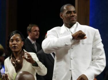 El 26 de junio de 2003 LeBron James es elegido número 1 por Cleveland.
