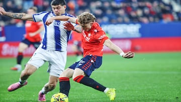 Víctor Muñoz disputa un balón con Matturo.