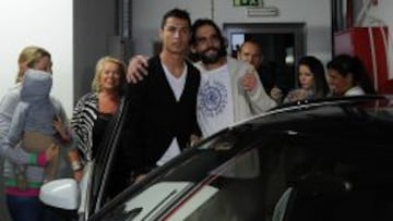 CARGADO DE BULTOS. Cristiano llegó a Madeira en vuelo privado, con maletas y cajas repletas de trofeos y objetos para su museo.