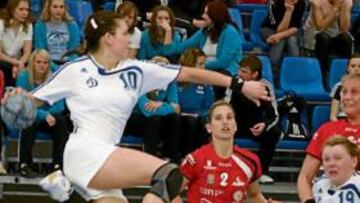 <b>DEFENSA. </b>Las jugadoras del Itxaco intentan tapar el disparo.