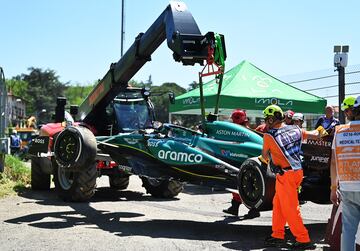 El Aston Martin de Fernando Alonso es remolcado por la grúa del circuito durante la práctica final antes del Gran Premio de F1 de Emilia-Romaña en el circuito Autodromo Enzo e Dino Ferrari el 18 de mayo.