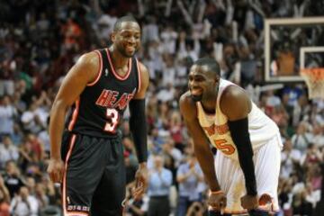 Dwyane Wade habala con Tim Hardaway Jr.