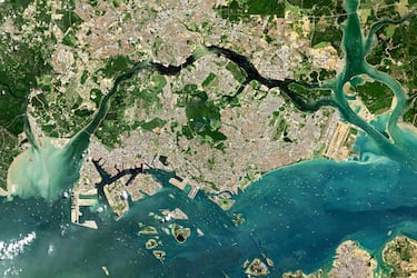 El estrecho de Malaca es un largo estrecho de mar del sudeste de Asia localizado entre la costa occidental de la península malaya y la isla indonesa de Sumatra, un importante corredor marítimo que une, al norte, el mar de Andamán, mar marginal del océano Índico, y al sur el estrecho de Singapur.