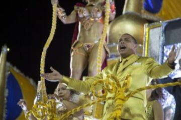 El exfutbolista brasileño Ronaldo Nazario, es homenajeado por la escuela de samba del Grupo Especial Gaviões da Fiel durante el desfile del carnaval de Sao Paulo