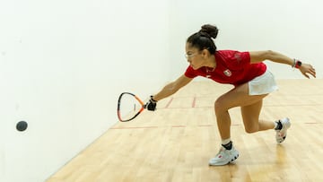 AMDEP5396. SANTO DOMINGO (REPÚBLICA DOMINICANA), 28/06/2023.- Paola Longoria de México devuelve ante Jimena Gómez de Costa Rica hoy, durante los cuartos de final de racquetbol femenino en los Juegos Centroamericanos y del Caribe en Santo Domingo (República Dominicana). EFE/ Francesco Spotorno
