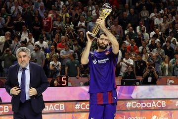 Álex Abrines, jugador del Barcelona, recibe de, presidente del CSD, José Manuel Rodríguez Uribes, el trofeo de subcampeones de la Copa del Rey.