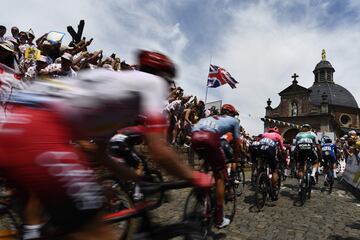 Los corredores pasando por el Muur-Kapelmuur, conocida por albergar, el primer domingo de abril, al Tour de Flandes. 