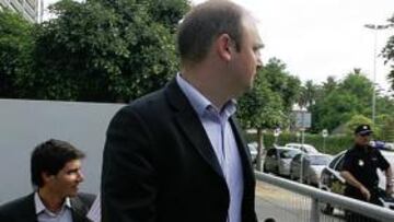 <b>ESCOLTADO. </b>Souza abandonó las instalaciones de Chapín entre los insultos de la afición, por lo que pidió protección policial.