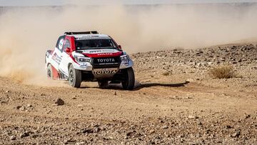 Alonso y Coma con el Toyota en Marruecos.