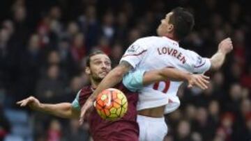 Carroll salta con Lovren.