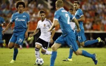 Pablo Piatti entre Javi García y Axel Witsel.