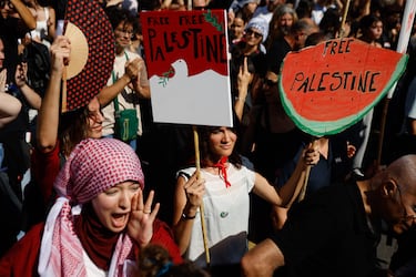 Bajo el lema ‘Fi al comerç d'armes i a les relacions amb Israel’, las movilizaciones en apoyo a Palestina se producen en muchas ciudades de España para exigir el embargo de armas, la ruptura de relaciones con Israel, y la apertura del corredor humanitario.