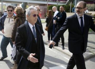 Multitudinaria despedida a Johan Cruyff en el Camp Nou. En la imagen Enric Reyna, presidente del Barcelona en 2003, tras la dimisión de Joan Gaspart.