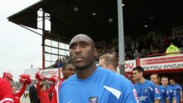 El Manchester United estaría estudiando el fichaje de Sol Campbell en enero