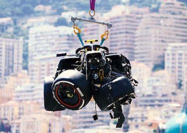 Monoplaza del piloto mexica, Sergio Pérez, tras el accidente en la primera vuelta del Gran Premio de Mónaco.