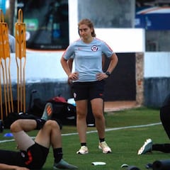 La ex futbolista que se abre paso en el cuerpo médico de la Roja