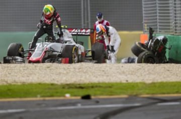 Fernando Alonso y Esteban Gutierrez tras chocar durante el GP de Australia.