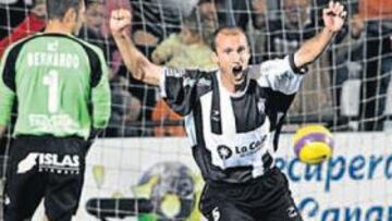 <b>BALUARTE. </b>Atxabal aporta seguridad al endeble juego defensivo del equipo blanquinegro.