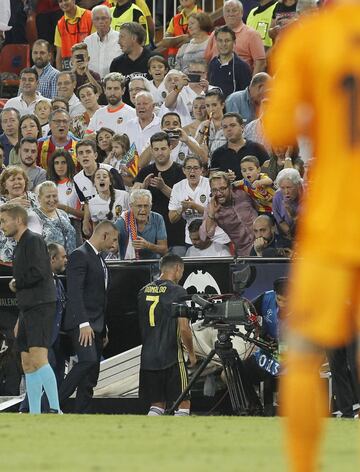 La desolación de Cristiano Ronaldo tras ver la tarjeta roja.

