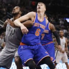 Buen susto de los Knicks en el AT&T Center: Porzingis, 28+11