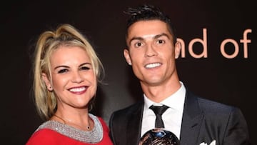 Cristiano Ronaldo con su hermana Katia Aveiro y su premio The Best 2017 de la FIFA al mejor futbolista del mundo.