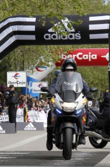 La seguridad del Maratón de Madrid estuvo patente a lo largo de todo el recorrido.
