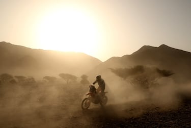 Khalienbold Erdenebileg, del equipo BAS World KTM, en acción durante la segunda etapa.
