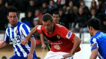<b>IMPRECISOS. </b>Nàstic y Ponferradina protagonizaron un encuentro sin goles en la fría tarde del Nou Estadi. El empate los deja abajo.