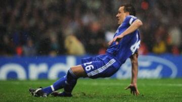 El Chelsea estaba a un penalti de ganar su primera Champions League. Era el 21 de mayo de 2008. La final entre ¡®Blues¡¯ y Manchester United hab¨ªa terminado con empate a uno y tendr¨ªa que definirse en la tanda desde el manch¨®n de cal. John Terry coloc¨® la pelota en el punto y enfil¨® para disparar ante el holand¨¦s Edwin van der Sar. Sin embargo, la lluvia pertinaz que ca¨ªa sobre el Estadio Luzhniki de Mosc¨² ocasion¨® que el capit¨¢n del Chelsea resbalara al momento en el que sus pies se abalanzaban sobre la pelota y su disparo se perdi¨® en la cortina de agua. Al final, fueron los ¡®Red Devils¡¯ quienes se coronaron por tercera vez en su historia.