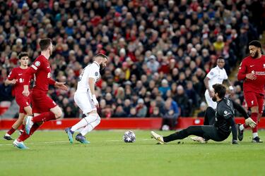 2-5. Contraataque blanco. Modric filtra un pase a Benzema que recorta a Allison Becker para marcar con la pierna izquierda el quinto gol.
