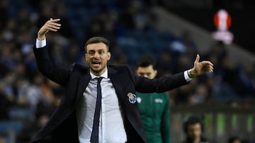 FC Porto's Argentinian coach Martin Rodrigo Anselmi reacts during the UEFA Europa League knockout phase play-off first leg football match between FC Porto and Roma at Dragao stadium in Porto on February 13, 2025. (Photo by MIGUEL RIOPA / AFP)