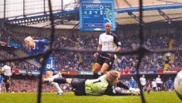 <b>LA PUNTILLA. </b>Gudjohnsen marcó así el 3-1 que deja al Chelsea muy cerquita del título: tanto que si el Arsenal no gana mañana será suyo.