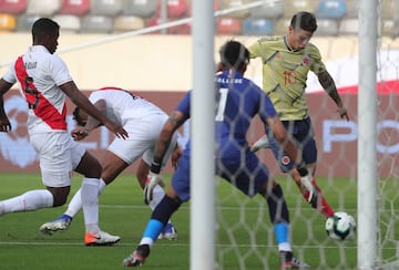 James Rodríguez (d) de Colombia enfrenta al arquero Pedro Gallese de Perú este domingo en el estadio Monumental U de Lima (Perú). Perú y Colombia se preparan para competir en la Copa América Brasil 2019 a partir del 14 de junio. 