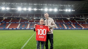 Luis Sabalza entrega a Raúl una camiseta conmemorativa por sus cien partidos.