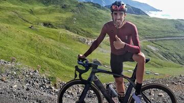 Alberto Contador posa en la cima del Col du Portet, final de la 17&ordf; etapa del Tour de Francia 2018.